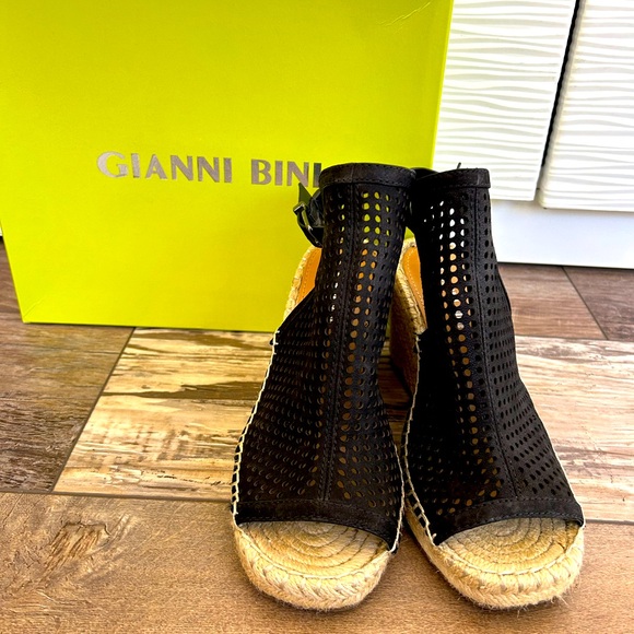 Gianni Bini black wedge sandal - Picture 1 of 3